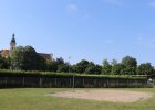 Beachvolleyballfeld vor Klosterkirche