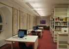 Bibliothek des Studienortes Fürstenfeldbruck mit Lesesaal und Sofa im Hintergrund