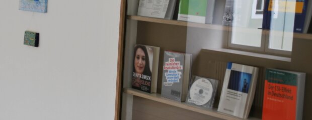 Das Bild zeigt die Vitrine vor dem Aufgang zur Bibliothek des Studienortes Fürstenfeldbruck, hier als Veranschaulichung für den Zugang zu weiterer Polizeiliteratur. Das Bild zeigt die Vitrine vor dem Aufgang zur Bibliothek des Studienortes Fürstenfeldbruck, hier als Veranschaulichung für den Zugang zu weiterer Polizeiliteratur.