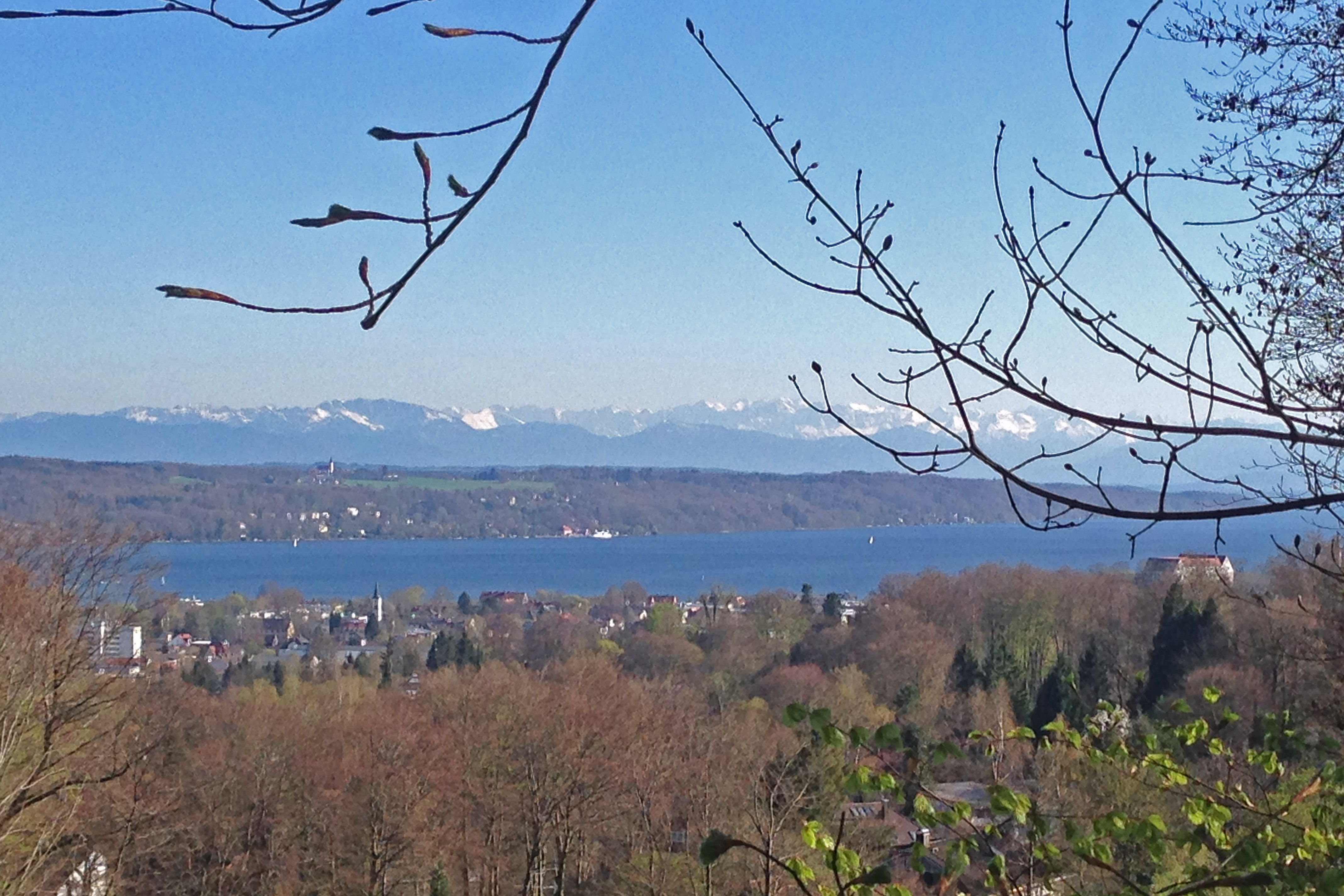 Blick auf Stadt, See und Alpen oberhalb der Hochschule