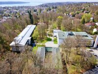 Luftbild auf den Campus, Häuser, Bäume, Starnberger See am Horizont sichtbar Luftbild auf den Campus, Häuser, Bäume, Starnberger See am Horizont sichtbar