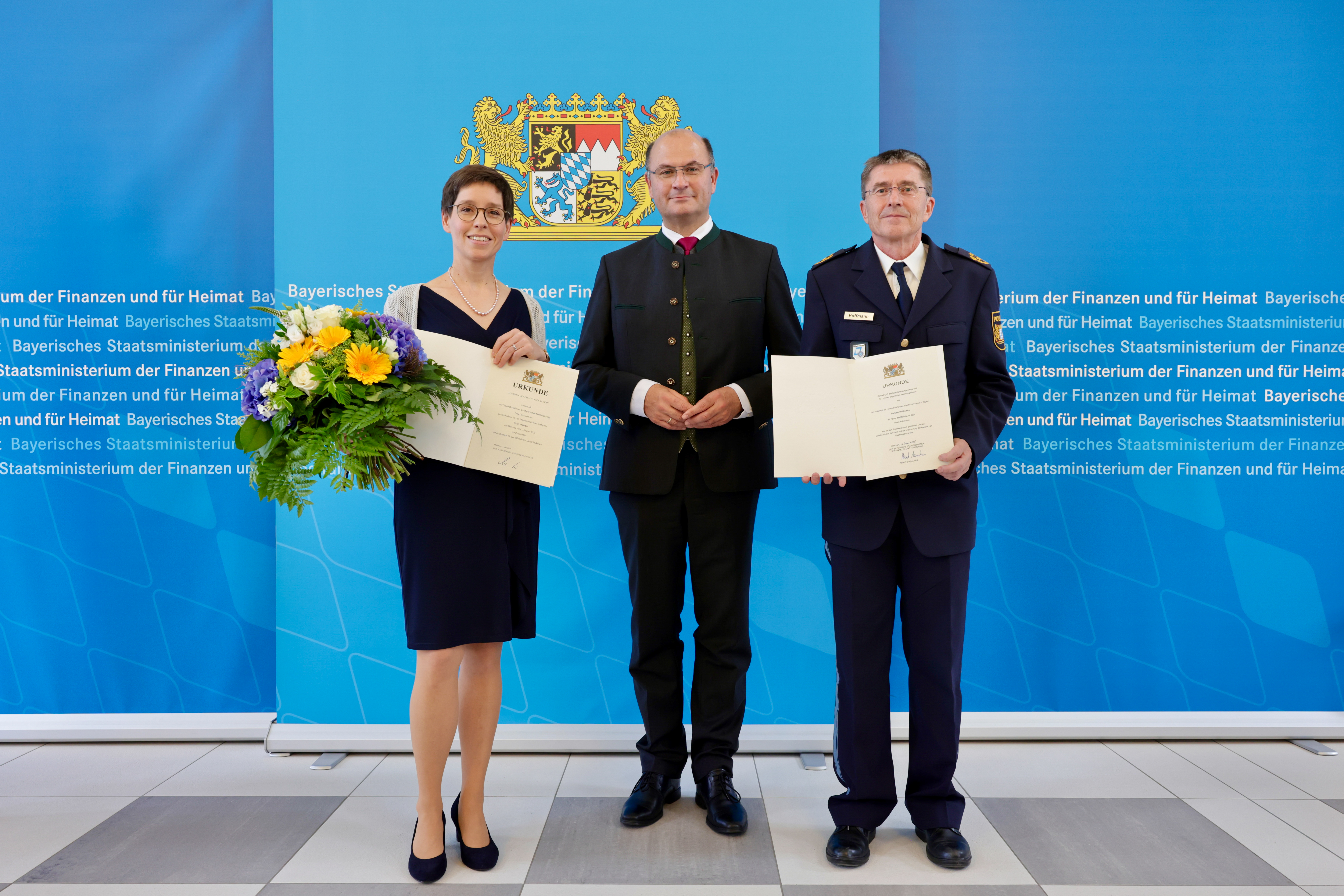 Feierliche Überreichung der Urkunden durch Staatsminister Albert Füracker. Feierliche Überreichung der Urkunden durch Staatsminister Albert Füracker.