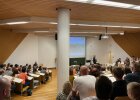 Künftige Studierende des  Fachbereichs Allgemeine Innerere Verwaltungsitzen sitzen in einem großen Hörsaal und folgen einer Präsentation zum Tag der offenen Tür.