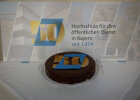 Prinzregententorte mit Jubiläumslogo der Hochschule für den öffentlichen Dienst in Bayern