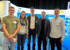Ein starkes Team: Die HföD auf der First Contact Deggendorf. Neben vielen Interessierten hat auch Hochschulpräsident Ingbert Hoffmann (Zweiter von rechts) unseren Stand besucht.