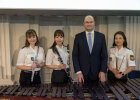 Staatsminister Albert Füracker steht hinter einer Marimba neben den drei Musikerinnen des Polizeiorchesters Bayern mit ihren Instrumenten und lächelt für ein Gruppenbild.
